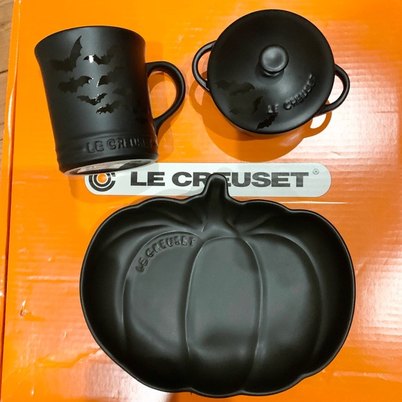 Le Creuset Matte Black with Bat Decal, set of-3! - Picture 7 of 7